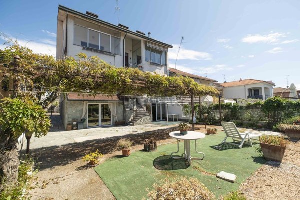 casa indipendente in vendita a Vercelli