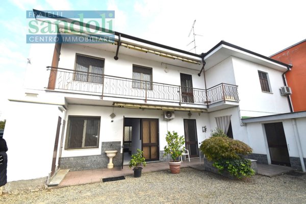 casa indipendente in vendita a Vercelli in zona Cappuccini