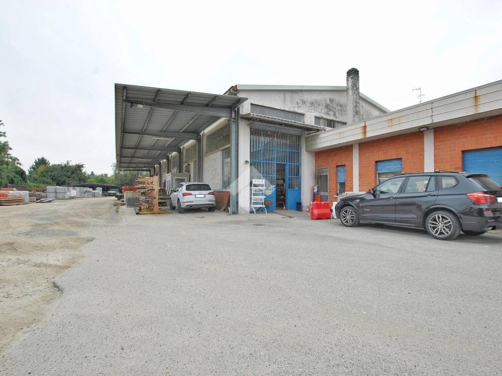 locale commerciale in vendita a Vercelli in zona Porta Torino