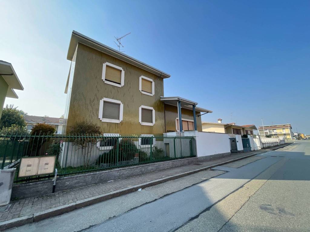 casa indipendente in vendita a Vercelli in zona Porta Torino