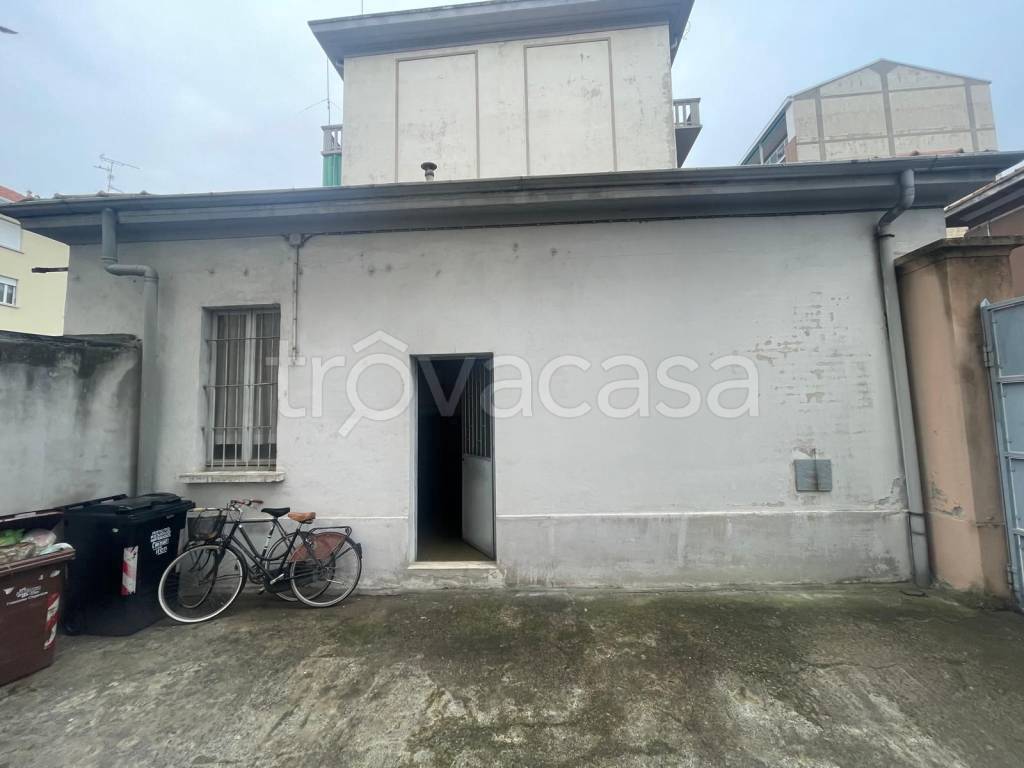 locale commerciale in vendita a Vercelli