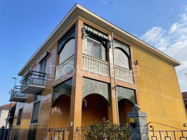 casa indipendente in vendita a Vercelli in zona Cappuccini