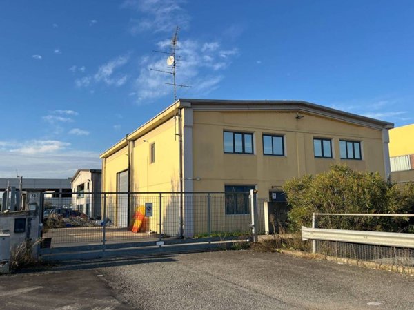 locale commerciale in vendita a Vercelli in zona Porta Torino