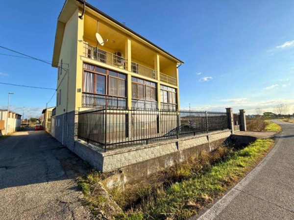casa indipendente in vendita a Vercelli in zona Campora