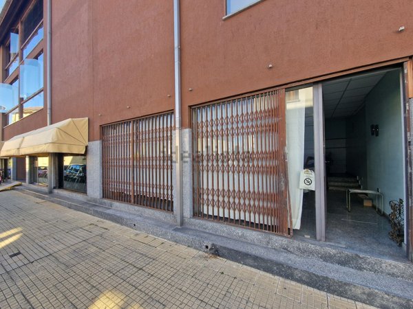 locale commerciale in vendita a Vercelli in zona Corso Prestinari