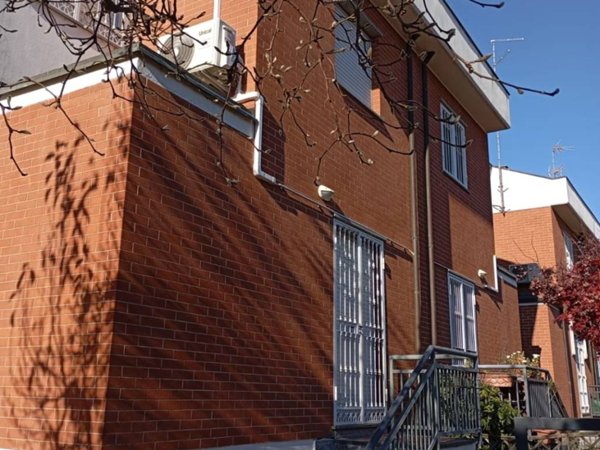 casa indipendente in vendita a Vercelli in zona Porta Torino