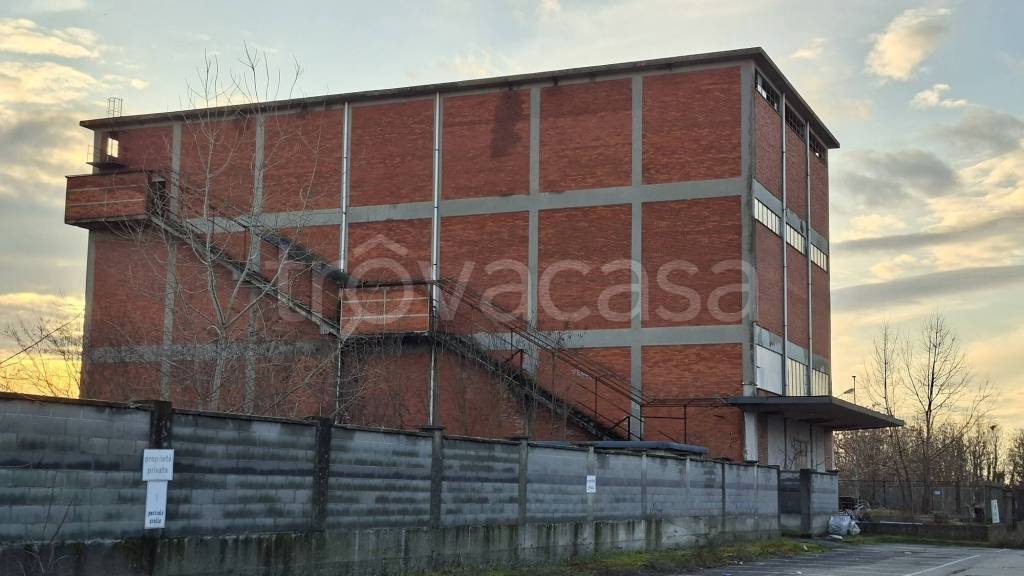 locale commerciale in vendita a Vercelli