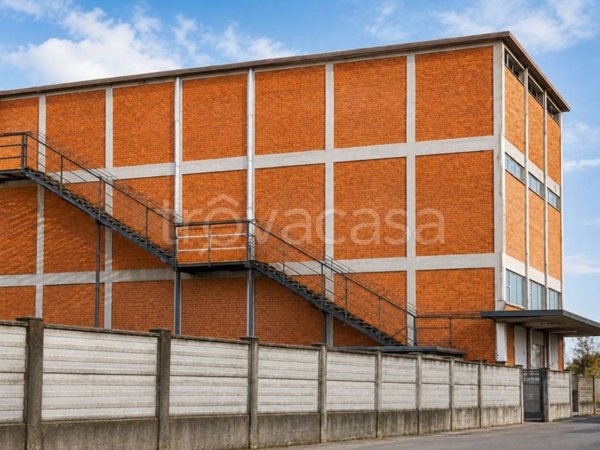 locale commerciale in vendita a Vercelli