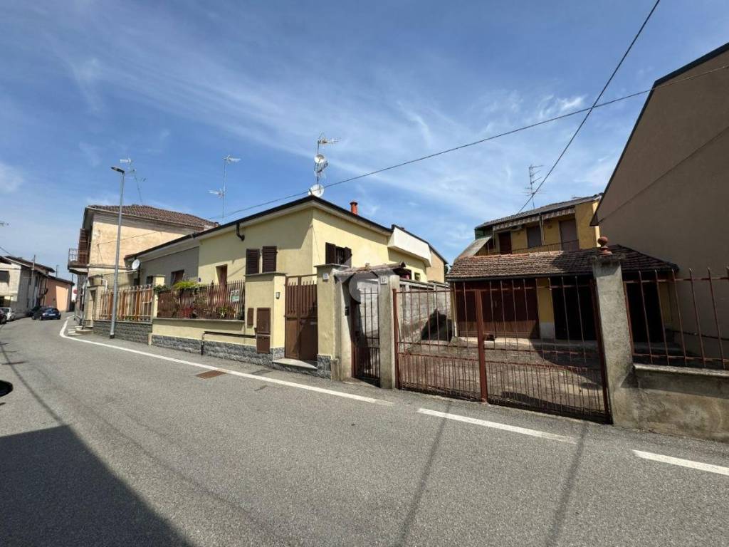 casa indipendente in vendita a Vercelli in zona Cappuccini