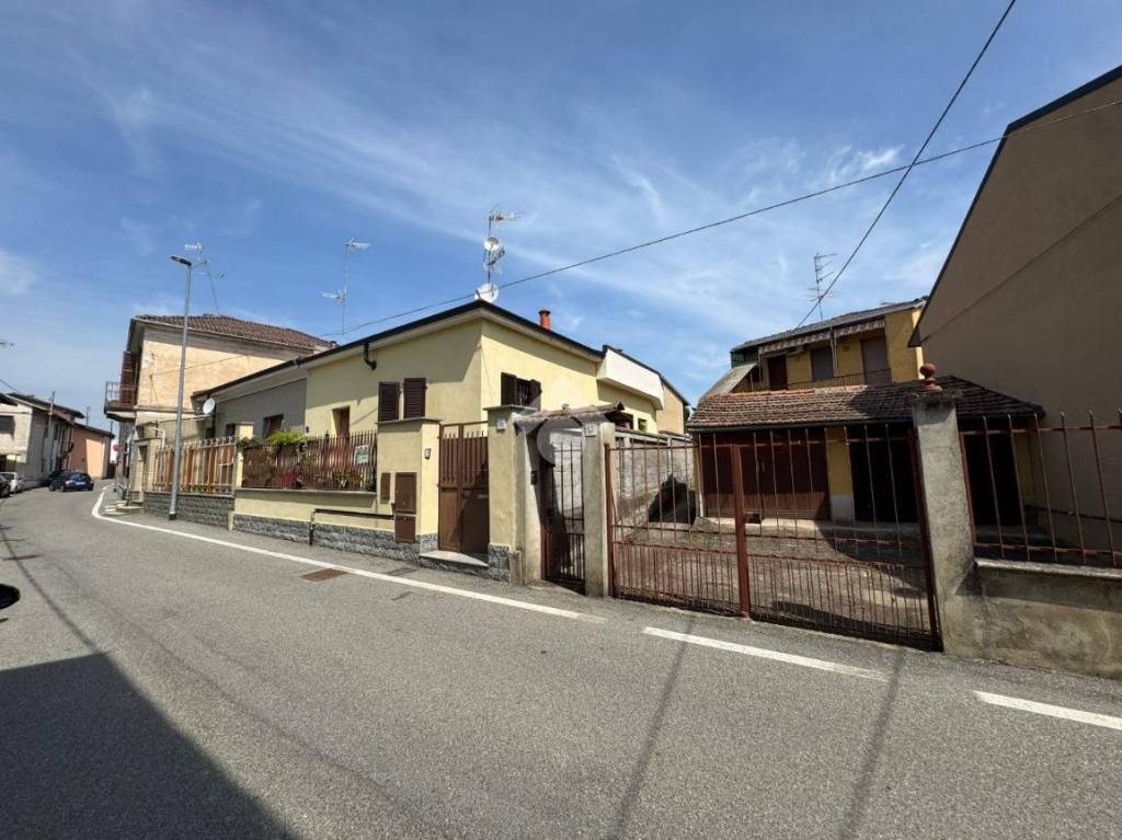 casa indipendente in vendita a Vercelli in zona Cappuccini
