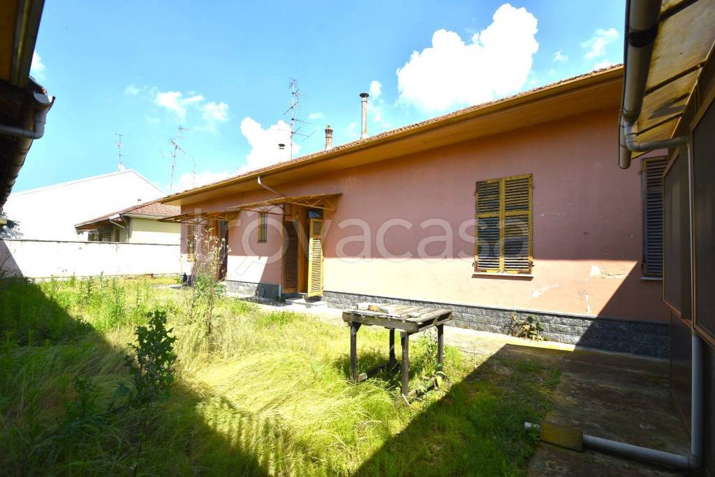 casa indipendente in vendita a Vercelli in zona Centro Città