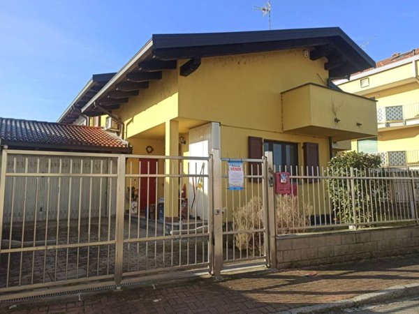 casa indipendente in vendita a Vercelli in zona Cappuccini