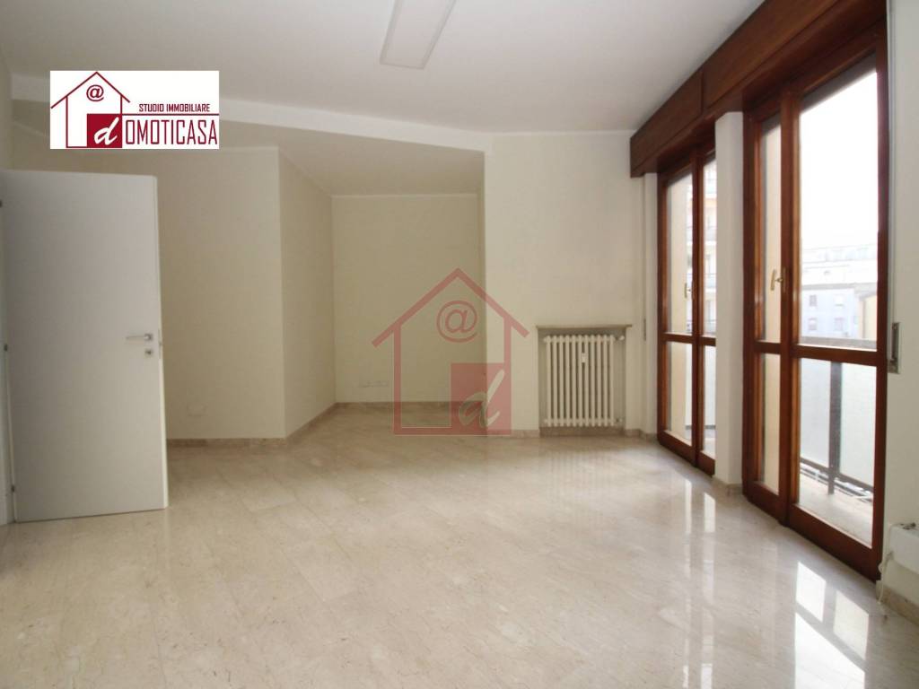 ufficio in vendita a Vercelli in zona Centro Città