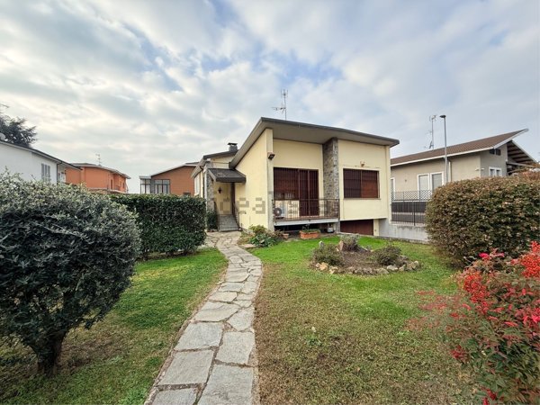 casa indipendente in vendita a Vercelli