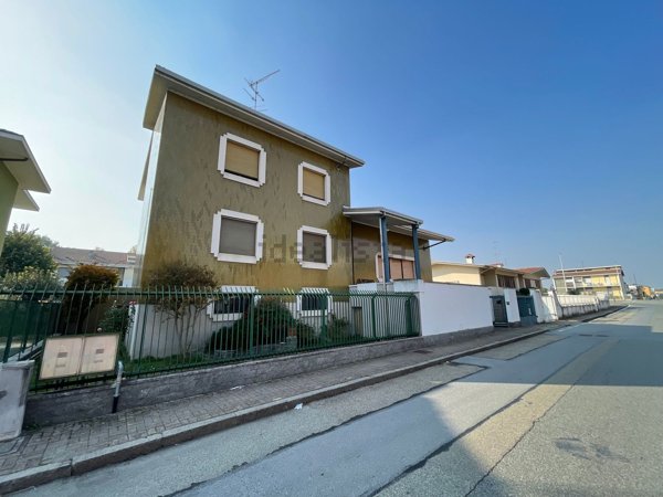 casa indipendente in vendita a Vercelli