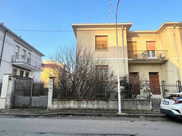 casa indipendente in vendita a Vercelli