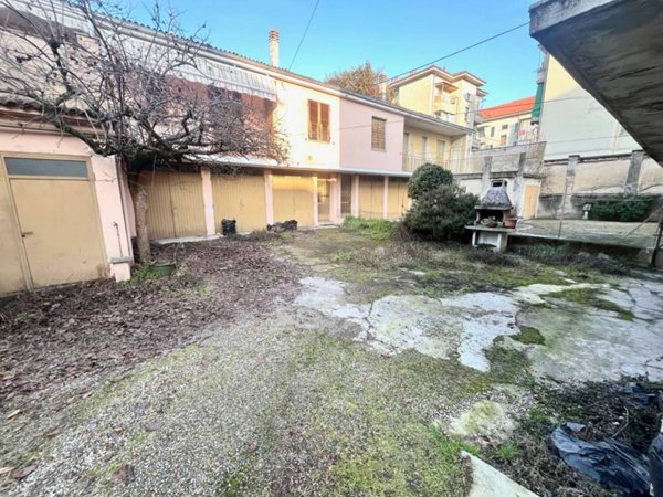 casa indipendente in vendita a Vercelli