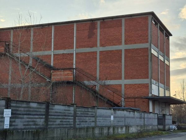 locale commerciale in vendita a Vercelli