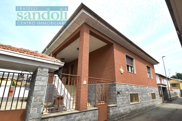 casa indipendente in vendita a Vercelli in zona Cappuccini