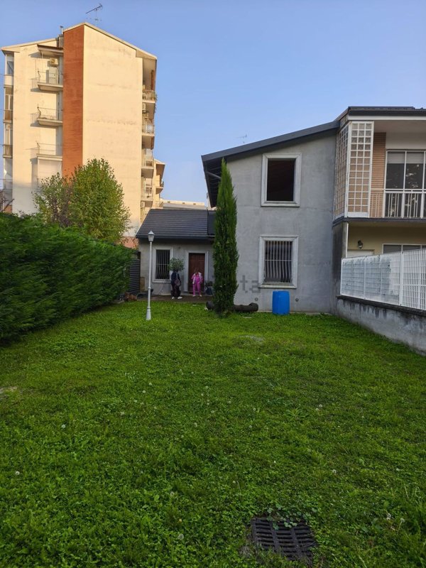 casa indipendente in vendita a Vercelli