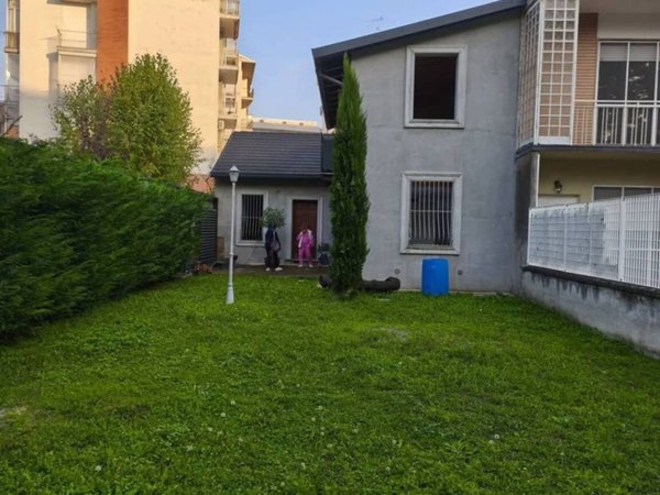 casa indipendente in vendita a Vercelli