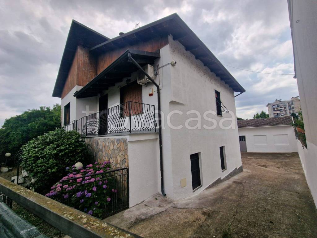 casa indipendente in vendita a Vercelli in zona Centro Città