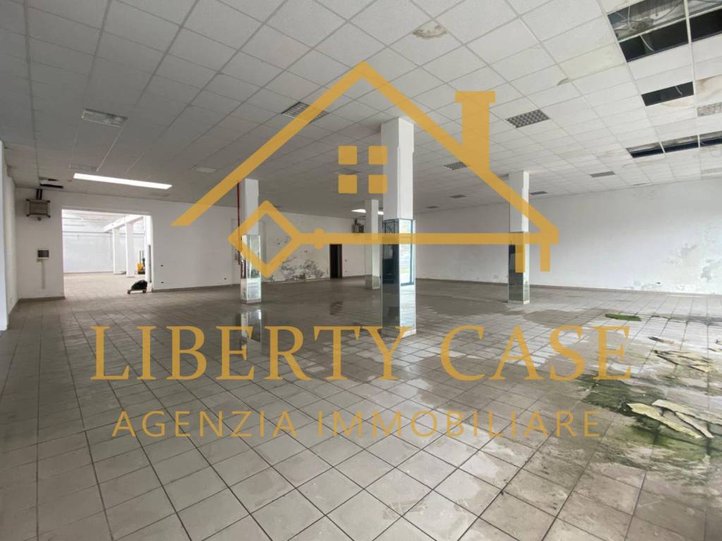 locale commerciale in vendita a Vercelli in zona Porta Torino