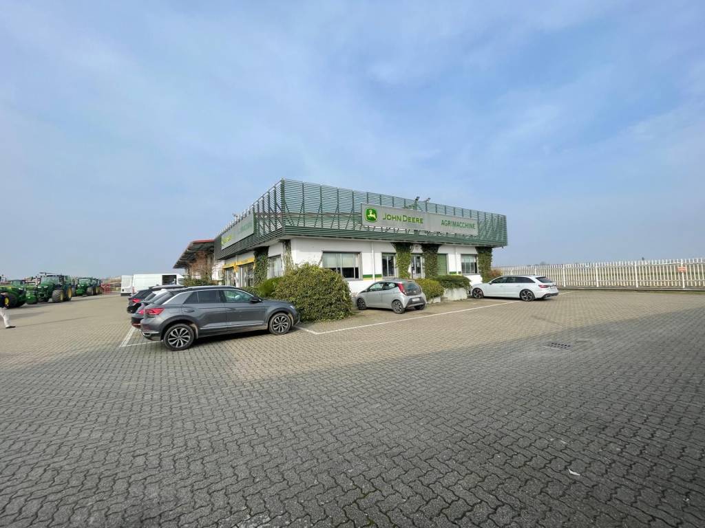 locale commerciale in vendita a Vercelli in zona Porta Torino