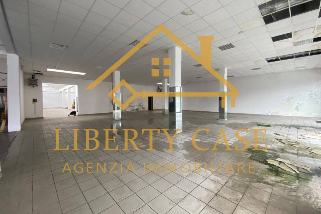 locale commerciale in vendita a Vercelli