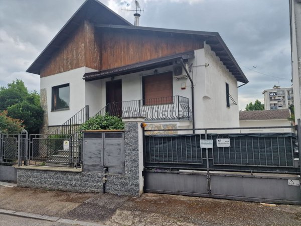 casa indipendente in vendita a Vercelli in zona Centro Città
