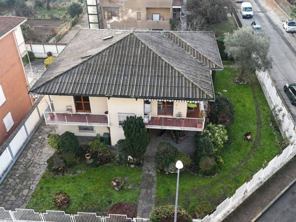 casa indipendente in vendita a Vercelli in zona Centro Città
