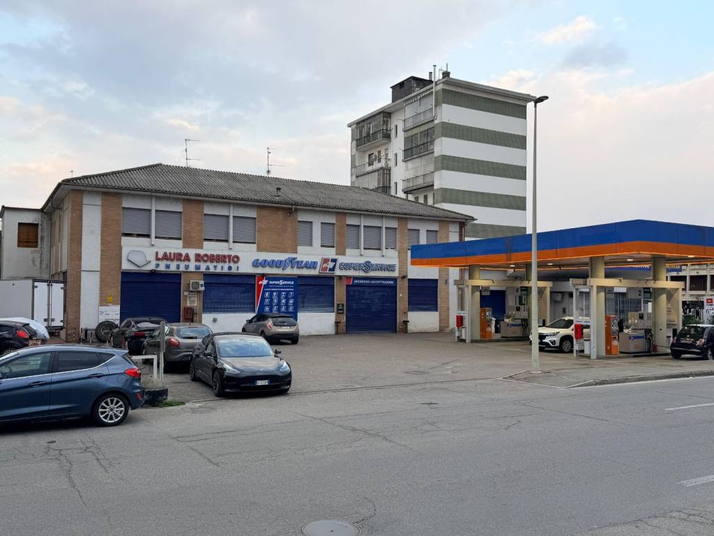 locale commerciale in vendita a Vercelli