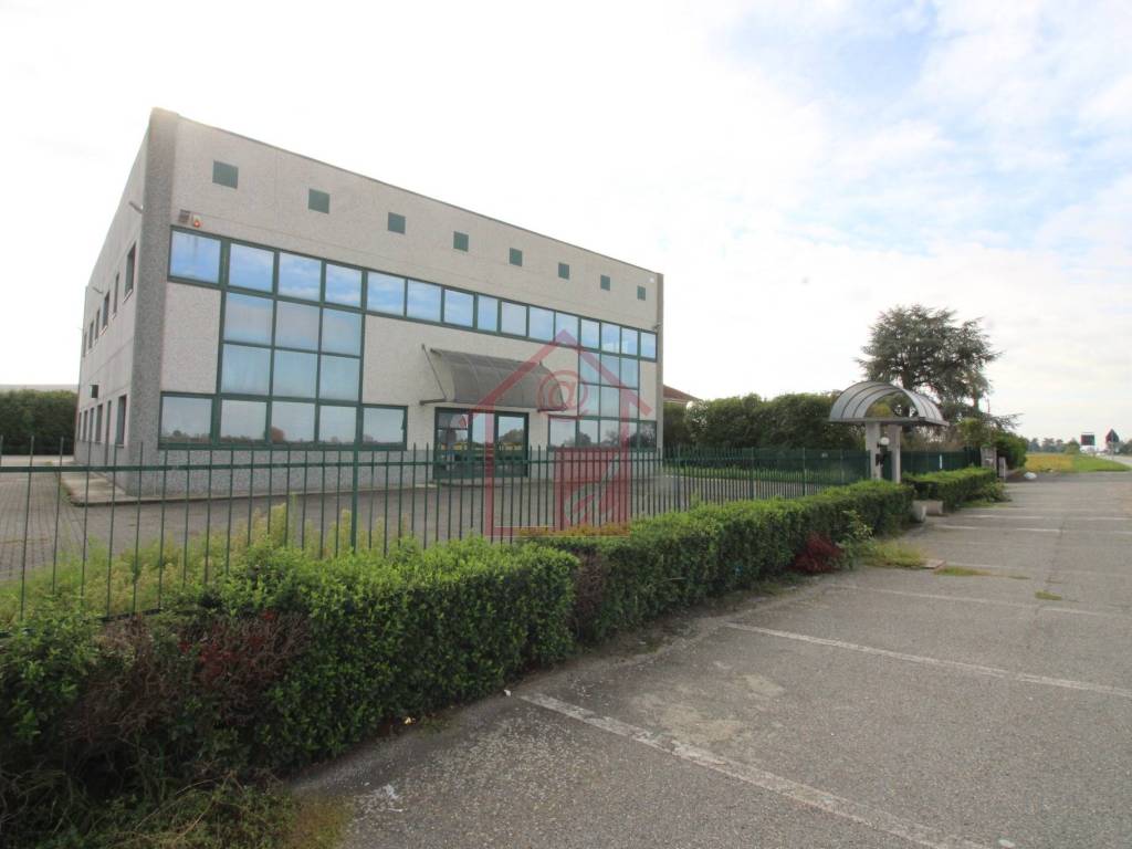 locale commerciale in vendita a Vercelli in zona Campora