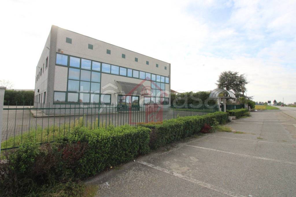 locale commerciale in vendita a Vercelli in zona Campora