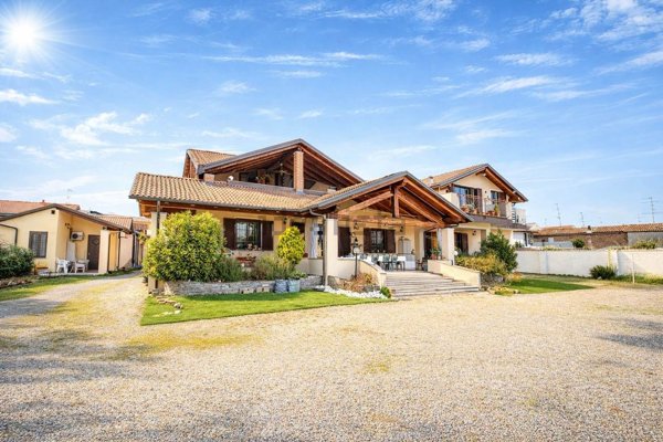 casa indipendente in vendita a Vercelli in zona Cappuccini