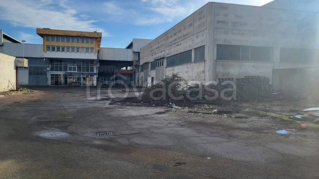 locale commerciale in vendita a Vercelli in zona Via Trino