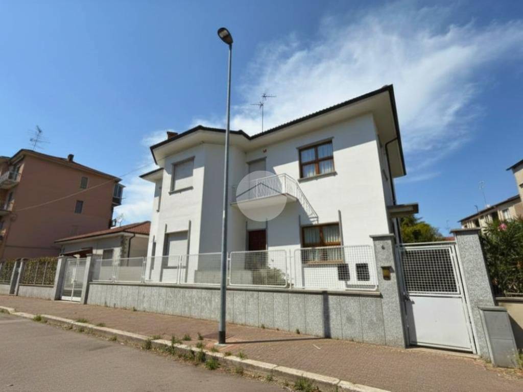 casa indipendente in vendita a Vercelli in zona Ospedale