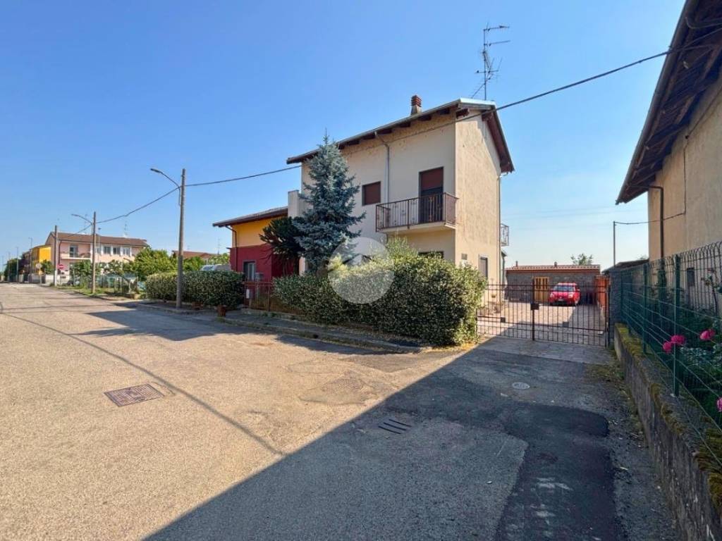 casa indipendente in vendita a Vercelli in zona Zona Belvedere