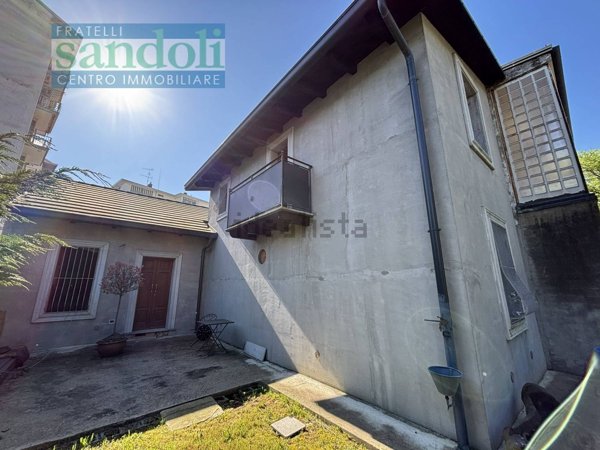 casa indipendente in vendita a Vercelli in zona Ospedale
