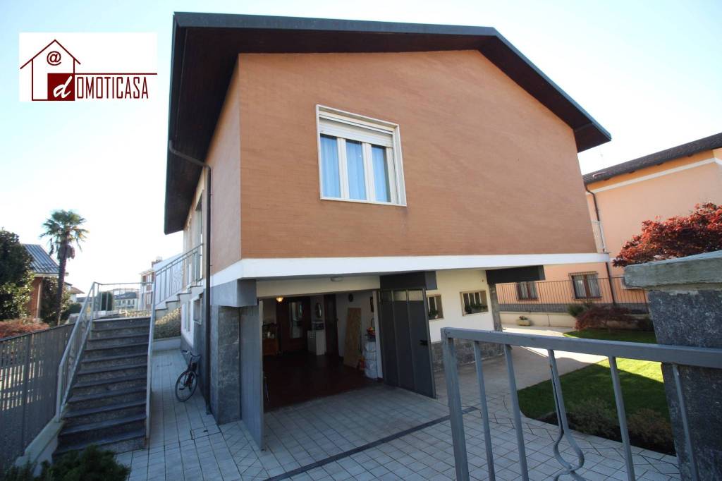 casa indipendente in vendita a Vercelli in zona Campora