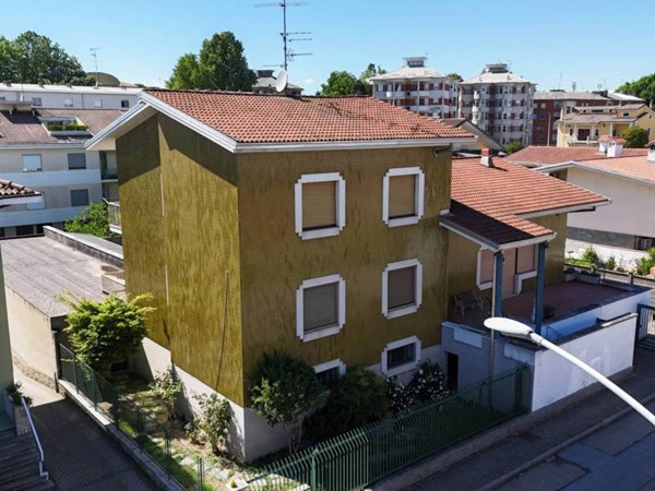 casa indipendente in vendita a Vercelli in zona Porta Torino