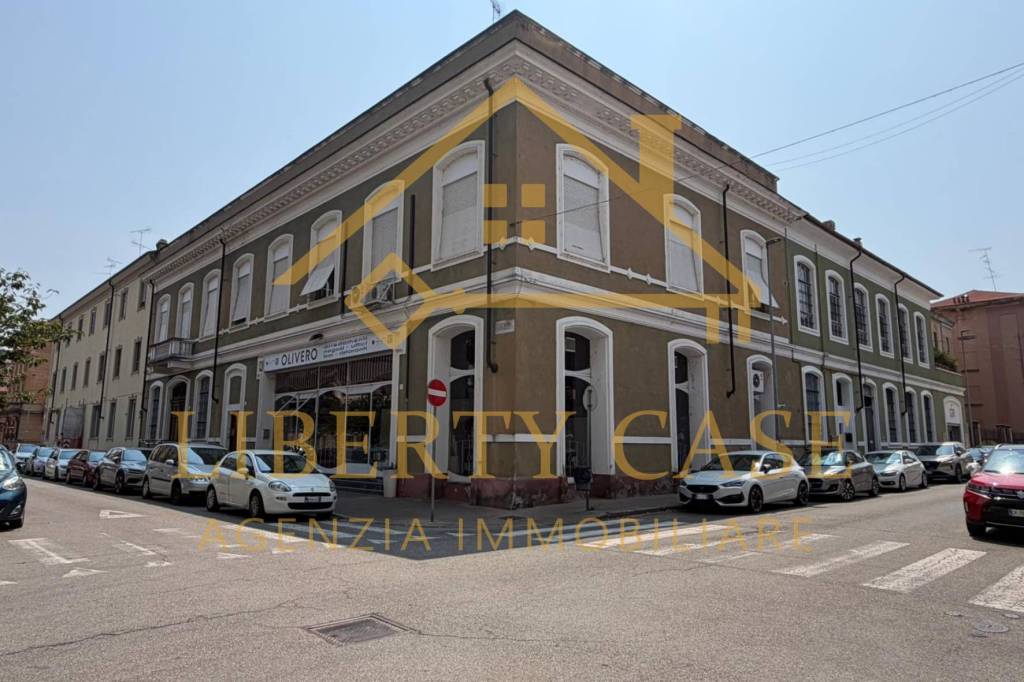 negozio in vendita a Vercelli in zona Centro Città