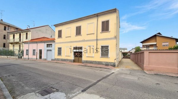 casa indipendente in vendita a Vercelli in zona Zona Belvedere