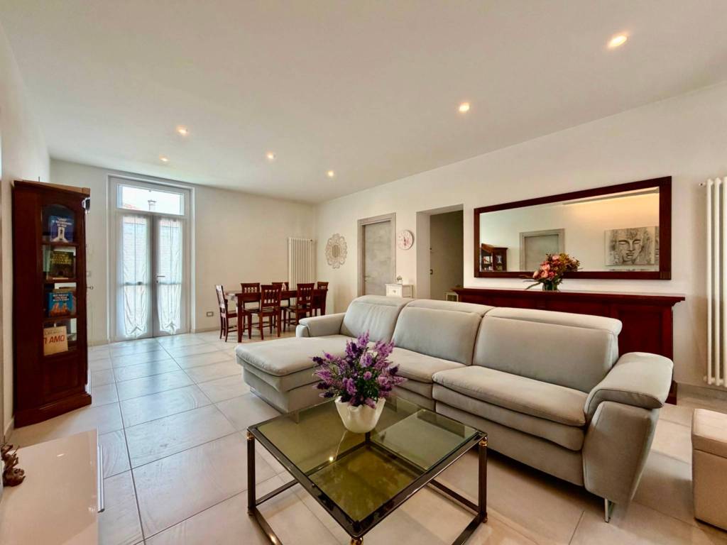 casa indipendente in vendita a Vercelli in zona Centro Città