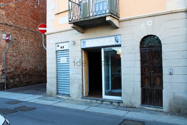 locale commerciale in vendita a Vercelli in zona Centro Città