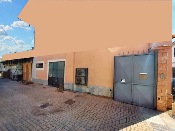 locale commerciale in vendita a Vercelli
