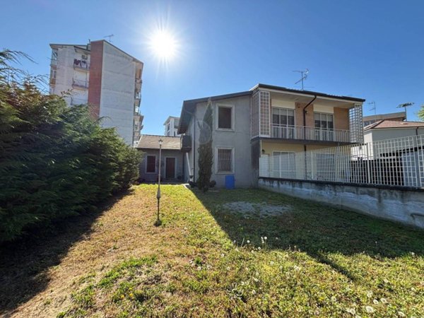 casa indipendente in vendita a Vercelli in zona Ospedale