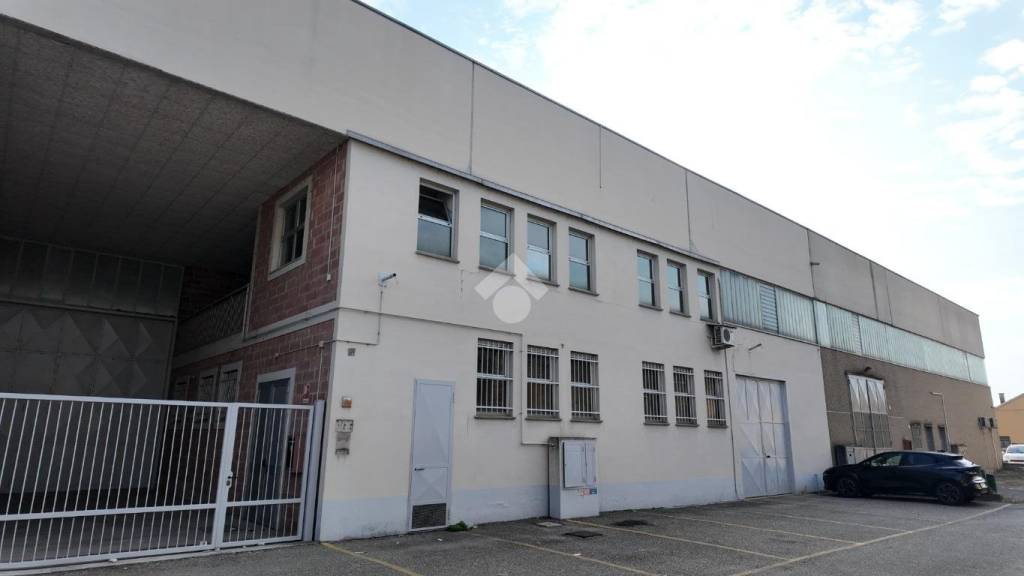 locale commerciale in vendita a Vercelli in zona Campora