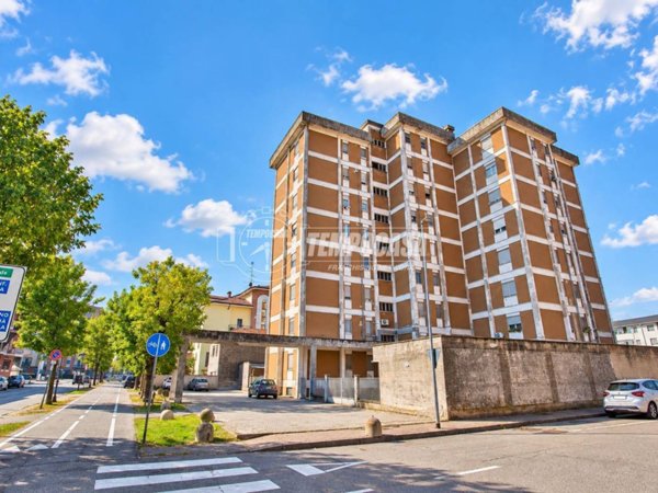 appartamento in vendita a Vercelli in zona Corso Tanaro