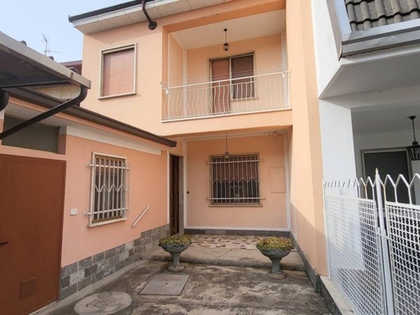 casa indipendente in vendita a Villata